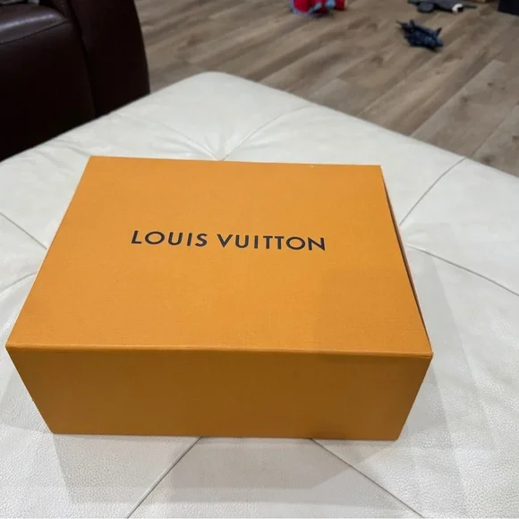 Louis Vuitton Calfskin Luxembourg Samothrace Men’s size 9 LIKE NEW